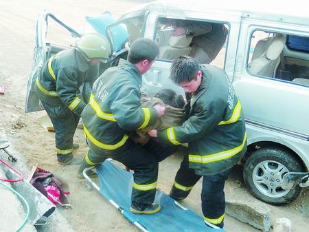 大货车追尾面包车1死6伤肇事车辆逃逸(图)