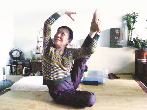 75岁老人练瑜伽20年收年轻人做徒弟