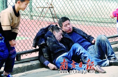 老人街头猝死 儿子抱遗体聊天(图)