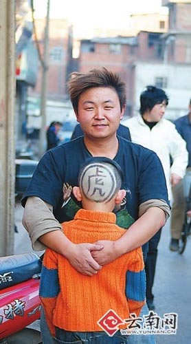 理发师打造百种怪异发型奥运国庆均成创作对象