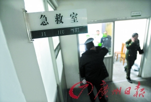 中年男子杀死10岁儿子后自残被警方控制
