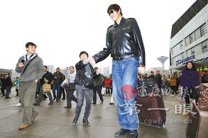 亚洲第一巨人山东小伙身高2.38米(图)