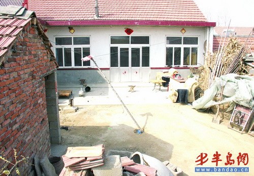 男子砍死六旬老母亲后自杀未遂(图)