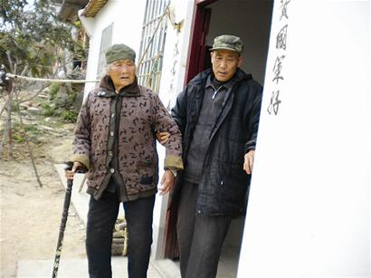 72岁老人独自照顾百岁母亲40多年(图)