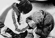 16岁女孩手捧水杯喂乞讨老太引热议(图)