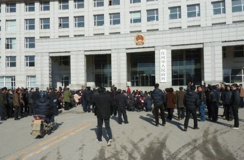 千人因土地补偿下跪续:官方称多数同意补偿方案