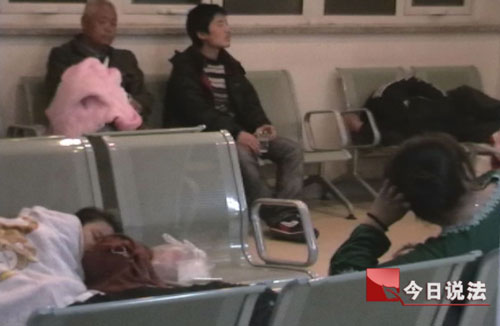 父母带孩子进京看病 睡在医院走廊患儿被偷走