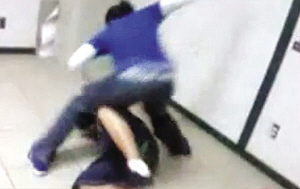 美国女教师暴打13岁男生视频曝光(图)