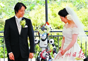 日本机器人作牧师为新人证婚(图)