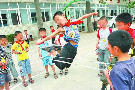 女生强势男孩文弱小学开展寻找男子汉活动