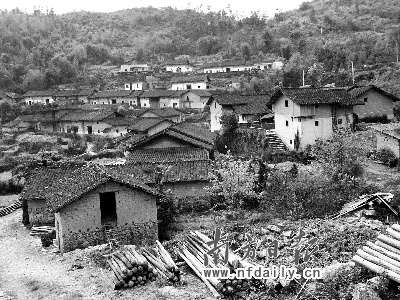 放眼孟山村,几乎看不到新房子.