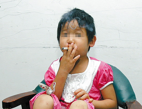 3岁女童车祸后染上烟瘾最多时一天抽一包(图)