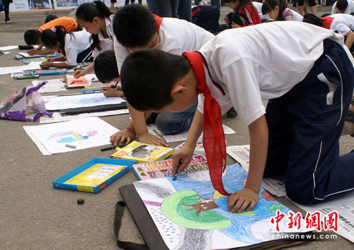 山西侯马小学生绘画宣传环保 倡导低碳生活