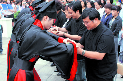 大学毕业生着汉服敬茶行礼谢师恩(图)