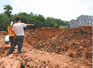 河边工地钻机钻出绿色怪木头散发异香身价成谜