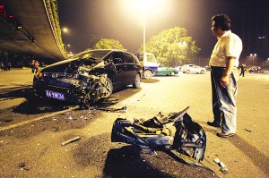 男子醉驾撞毁商务车私了不成让朋友冒充驾驶员