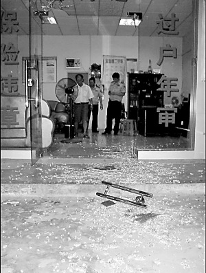 四蒙面男子持枪追杀3人击碎二手车店玻璃门