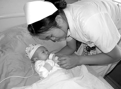 护士当奶妈用自己乳汁喂弃婴(图)