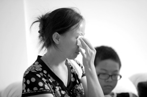 12岁女孩因不堪学习压力离家出走街头卖玩具