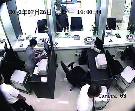 青年劫持人质抢银行14分钟后被擒监控拍下全程