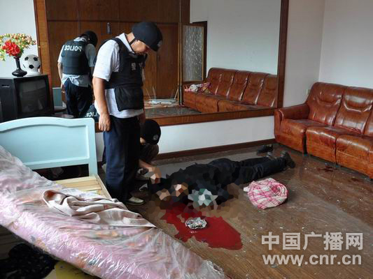 持枪男子身绑炸药劫持人质民警舍身换人质