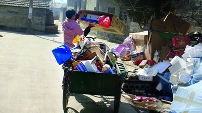 大学生网晒母亲拾荒心里骄傲多实际回报少