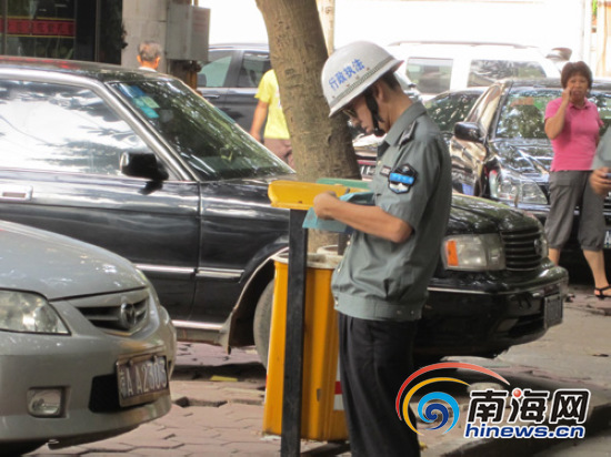 男子占人行道做收费停车场自称城管亲属(组图)