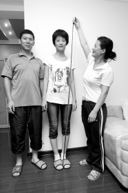 刘娜身高1.83米 砂岩涂料,要穿40号的鞋 本报记者 李洪亮 摄