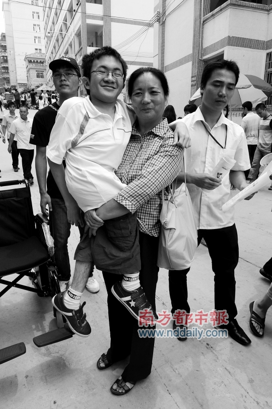 抱子妈妈 抱儿上大学 广州高校迎来最后一轮新