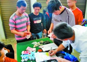 30余名民警扮游客乘大巴端掉赌博窝点