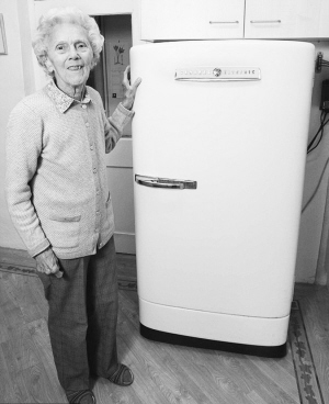 老人家中冰箱运行58年仍正常工作仅换过照明灯