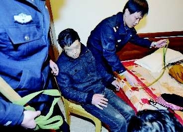 人质被嫌疑人蒙住眼睛、捆住手脚绑在椅子上，警方将其成功解救。