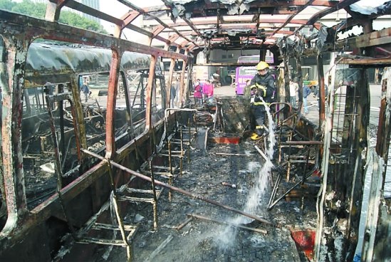 烧毁的公交车