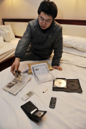 王鹏向记者展示被解除刑事拘留后警方归还的物品（12月2日摄）。新华社记者 王鹏 摄