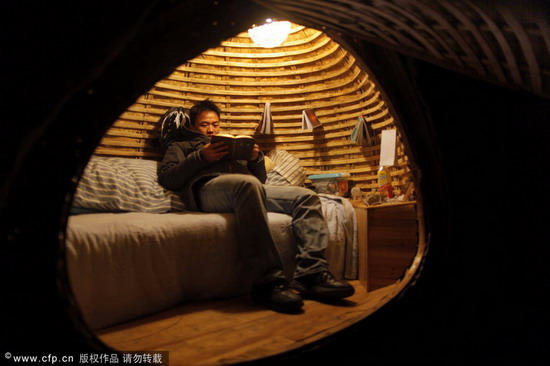 海淀成府路一个大院里，戴海飞坐在自己的“蛋形”蜗居中。图片来源：新京报 赵亢/CFP
