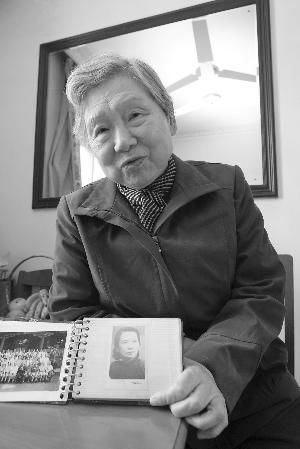 朱晓枫拿出珍藏60多年的妈妈朱枫的照片，一时感慨万千