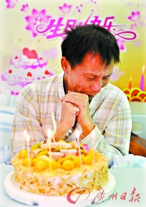 面对医护人员送来的生日蛋糕，“献血大王”潸然泪下。记者邵权达摄