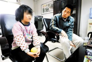 市救助站工作人员近日将送乞讨儿童崔世民与亲人团聚。深圳商报记者 陈发清 摄