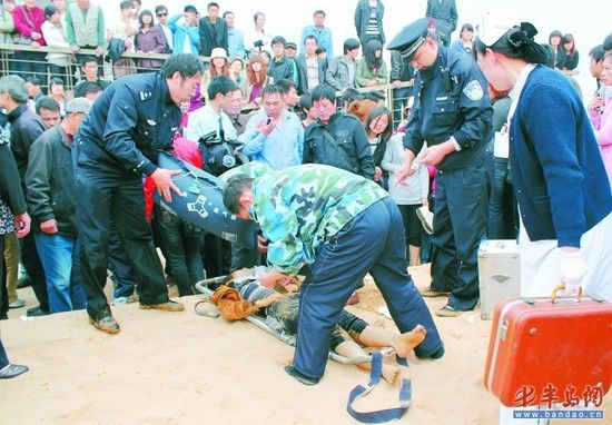 落水女子被救上岸后，120急救人员、民警对其进行救护，由于伤势过重，这名女子被送到医院后不治身亡。