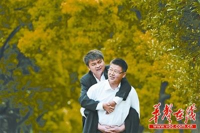 5月2日,湖南保险职业学院,毕明哲背着王理一起