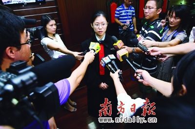 宣判结束后，媒体记者追访主审法官。