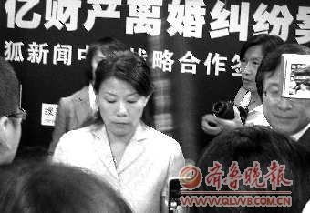 宋雅红在新闻发布会上被记者团团围住。本报记者 李玉涛 摄