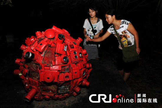 2011年8月26日，武汉大学新闻与传播学院门前的纪念雕塑《视・界》已被破坏得体无完肤，球体上伤痕累累。