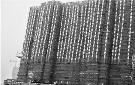 地产公司开盘封路搞庆典 政府部门送横幅祝贺