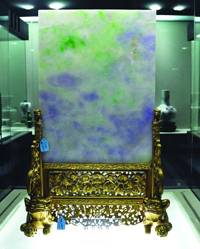 这个翡翠挂片价值连城。