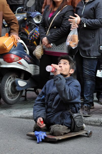 残疾乞丐充当"谈判专家"