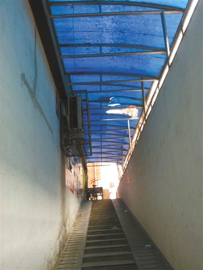 йũҵѧ1Ů׹Уδ͸¶ԭ