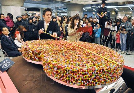 重约267公斤心形戒指情人节巧克力获吉尼斯世界纪录。