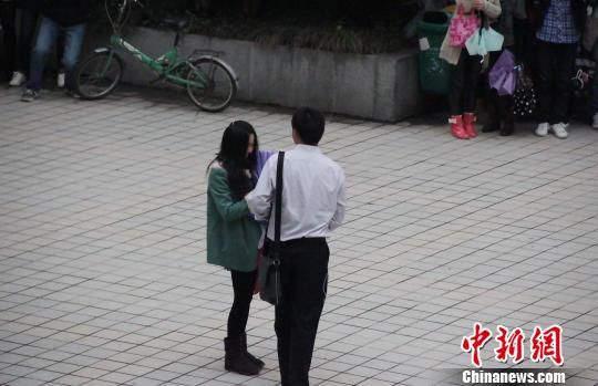 男子终牵得美人归。 网络图片 摄 男子终牵得美人归。 网络图片 摄