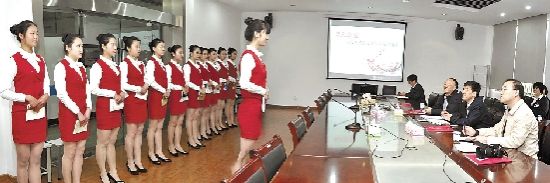 招考现场,面试者一一作了自我介绍。
